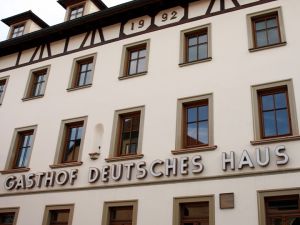 Die alte Leuchtschrift &quot;Gasthof Deutsches Haus&quot; blieb erhalten 