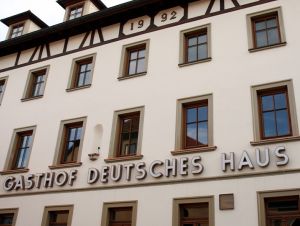 Die alte Leuchtschrift &quot;Gasthof Deutsches Haus&quot; blieb erhalten 